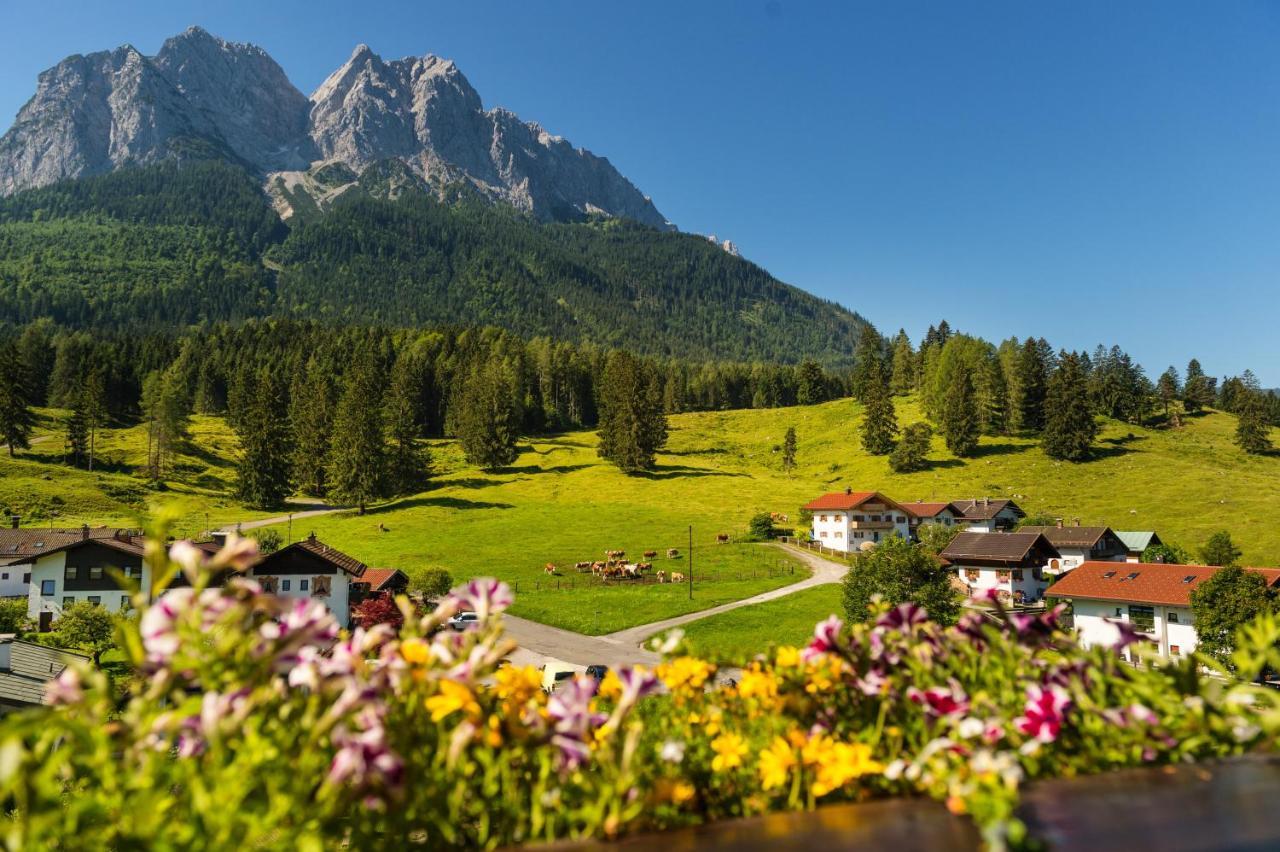 Bayern Resort Hotel - Adults Only - Mit Zugspitzblick - Eibsee-Naehe - Wellnessbereich - Naturpool Im Sommer Grainau Luaran gambar